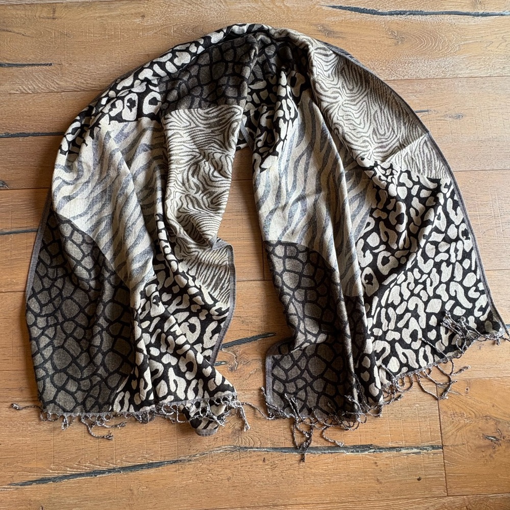 Chic Animal Print Scarf in Black and Cream